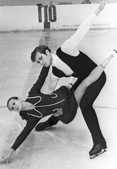 Советские фигуристы Е.Гаранина и И.Завозин на тренировке