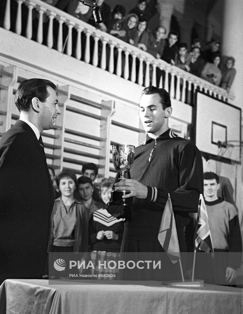 Вручение В.Брумелю кубка лучшего спортсмена мира 1961 года