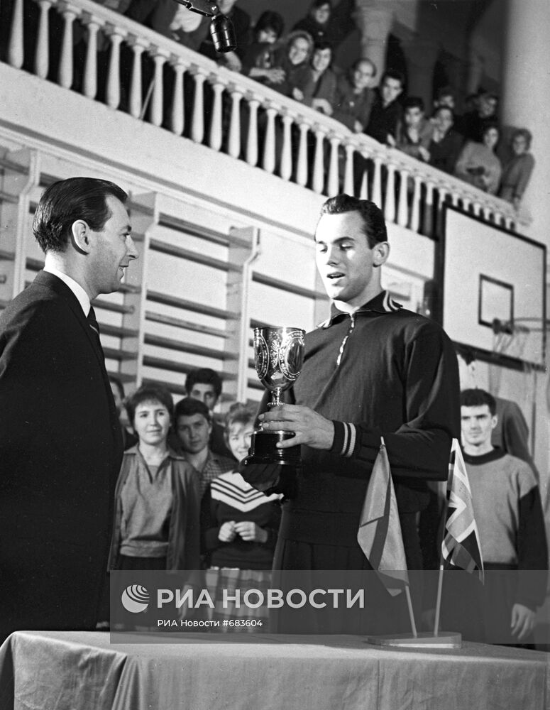 Вручение В.Брумелю кубка лучшего спортсмена мира 1961 года