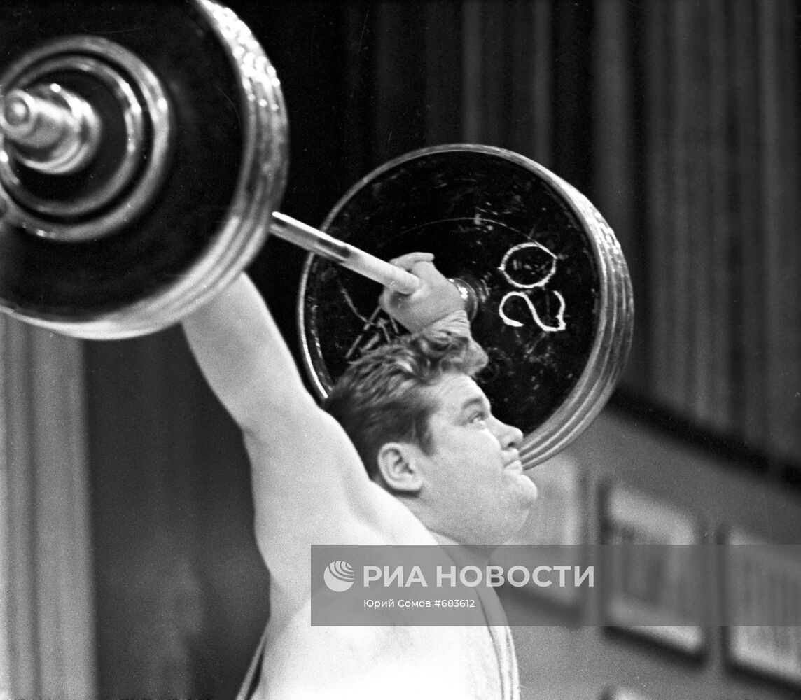 Мировой рекордсмен штангист Л.Жаботинский