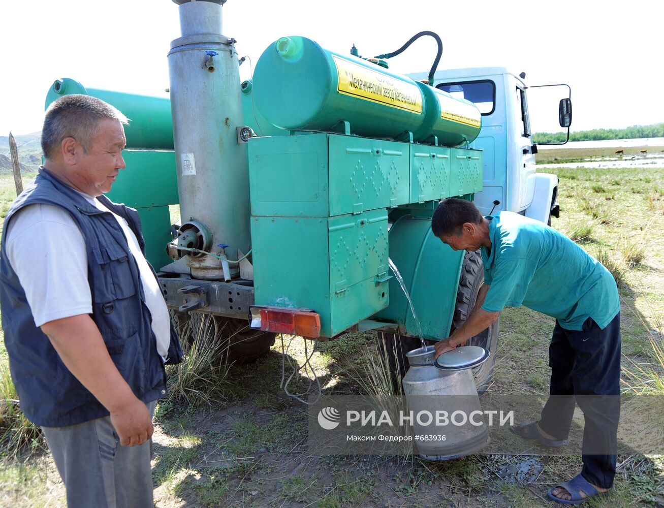 Автомобиль с цистерной питьевой воды в палаточном городке