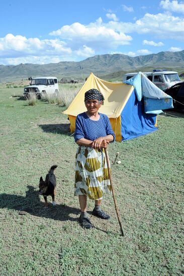 Пожилая женщина в палаточном городке в Кызылском районе
