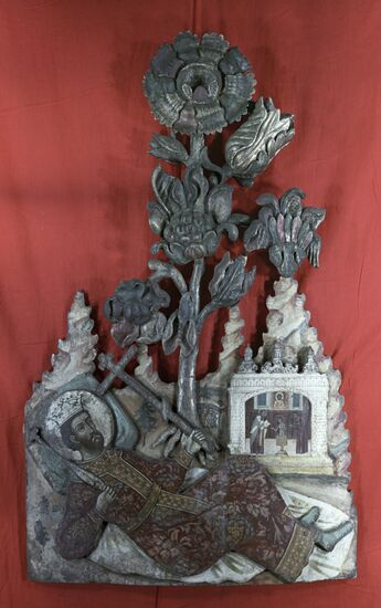 Деталь резных врат