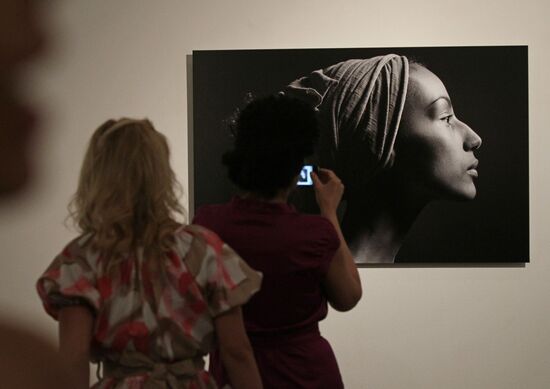 Посетители на выставке фотографа Влада Локтева "Без макияжа"