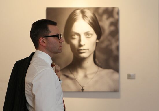 Посетитель на выставке фотографа Влада Локтева "Без макияжа"