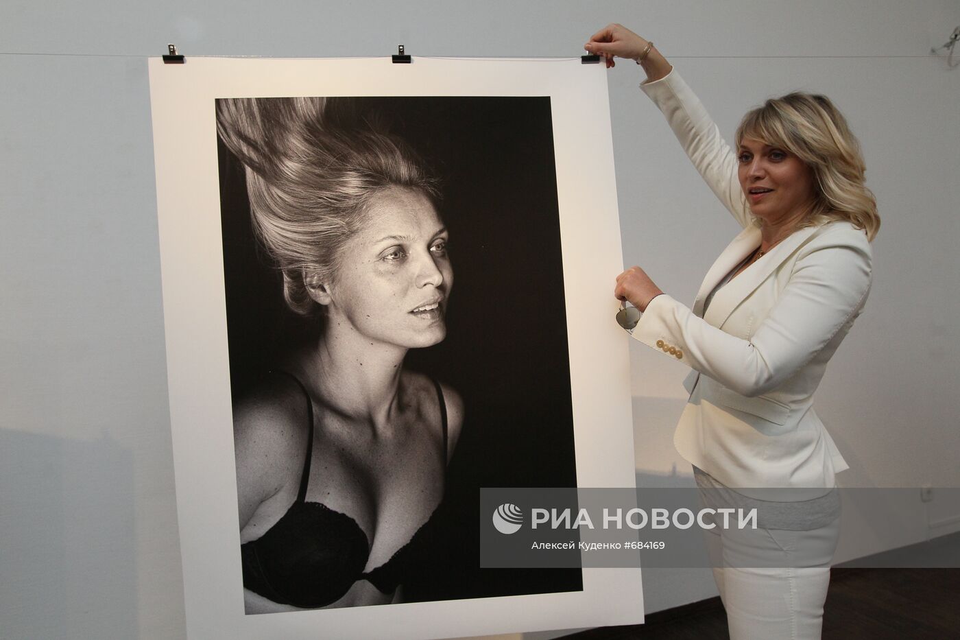 Открытие выставки фотографа Влада Локтева "Без макияжа"