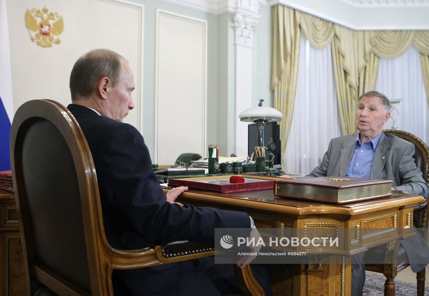 Владимир Путин поздравил хоккейного тренера В.Тихонова с юбилеем