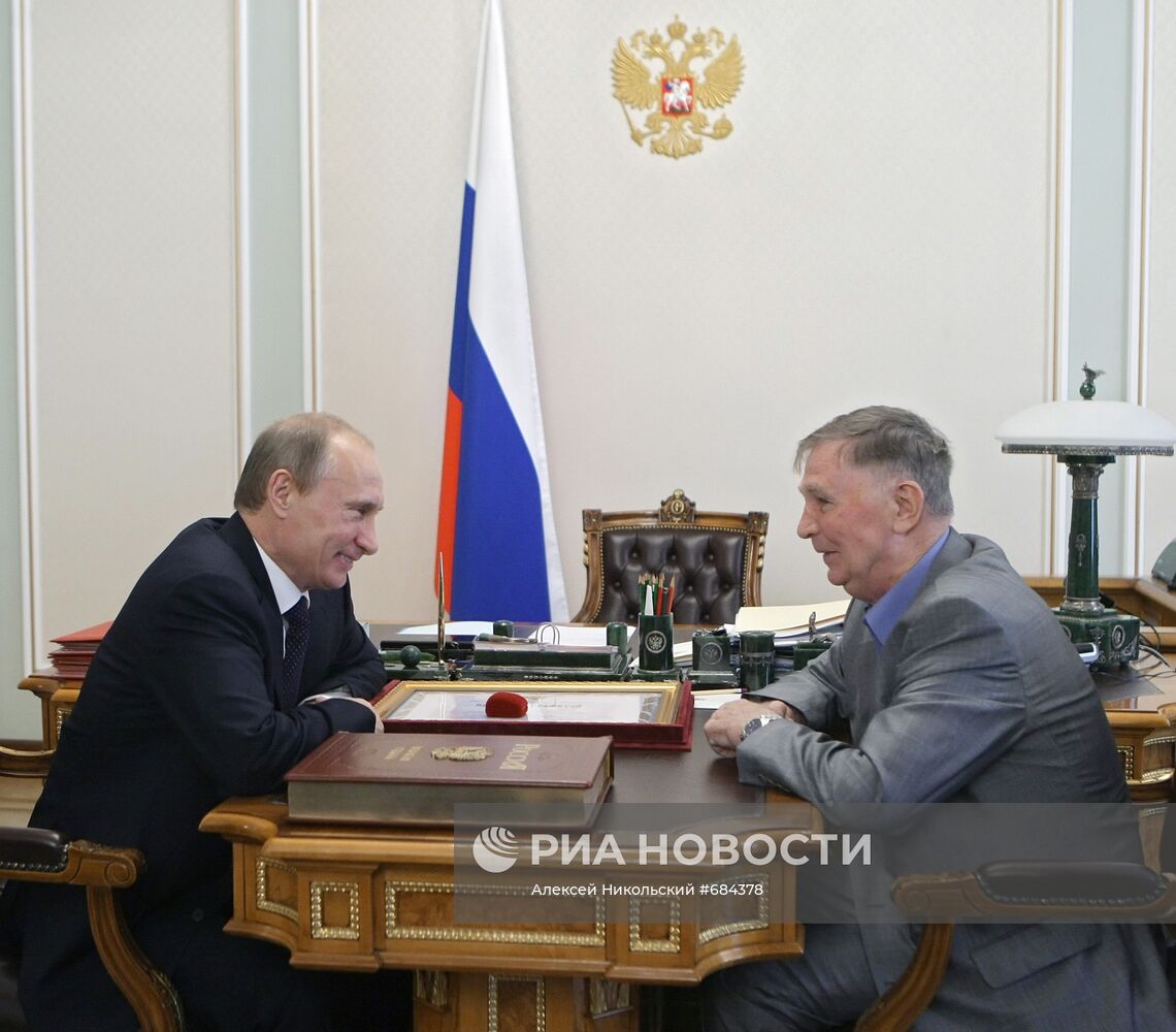 Владимир Путин поздравил хоккейного тренера В.Тихонова с юбилеем