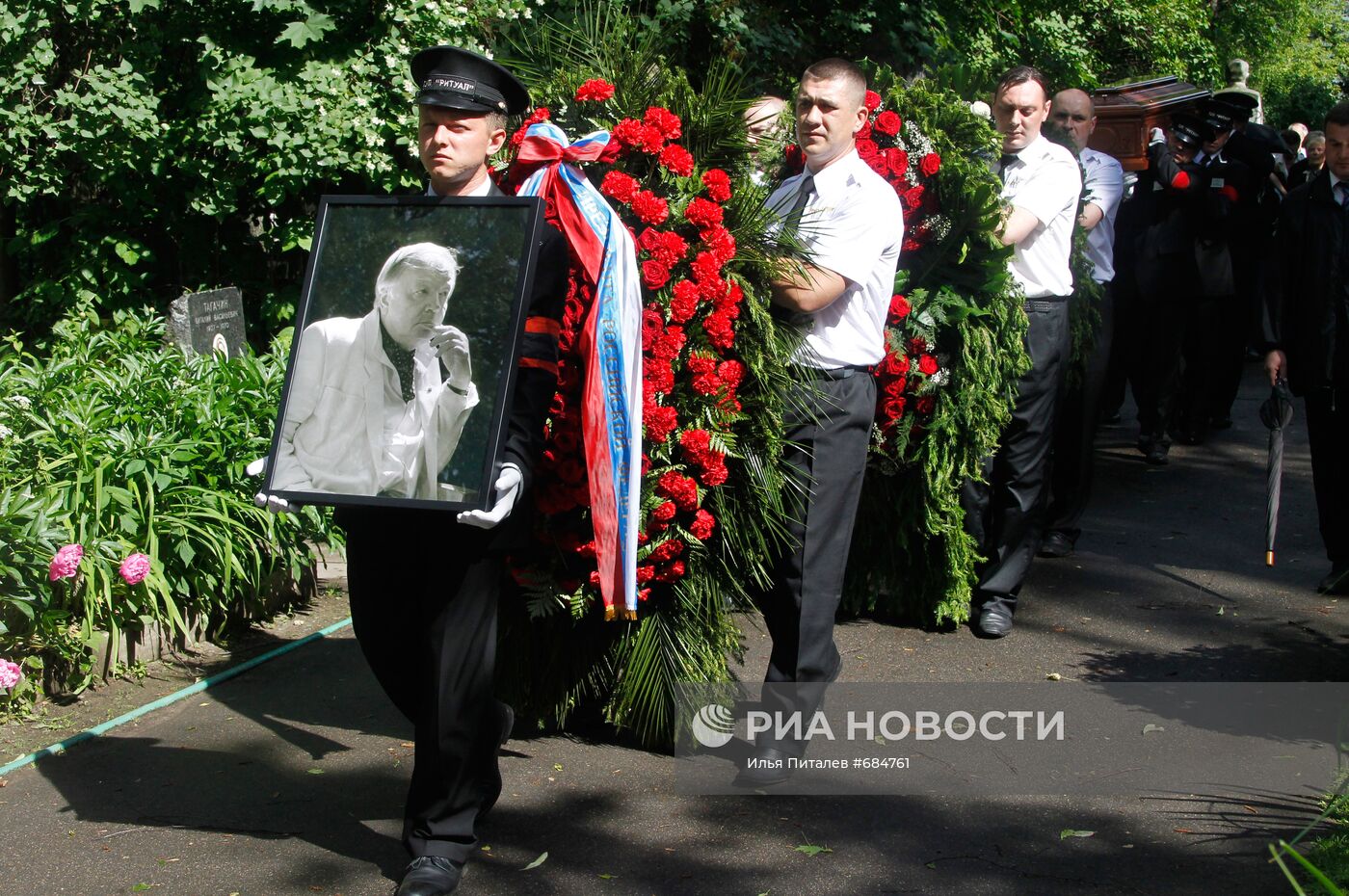 Похороны поэта Андрея Вознесенского на Новодевичьем кладбище