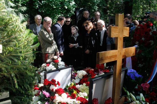 Похороны поэта Андрея Вознесенского на Новодевичьем кладбище