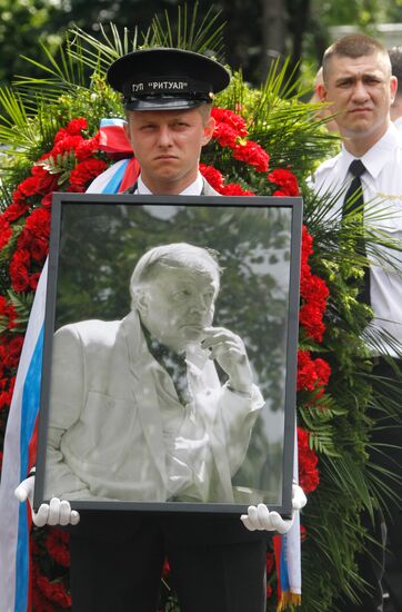 Похороны поэта Андрея Вознесенского на Новодевичьем кладбище