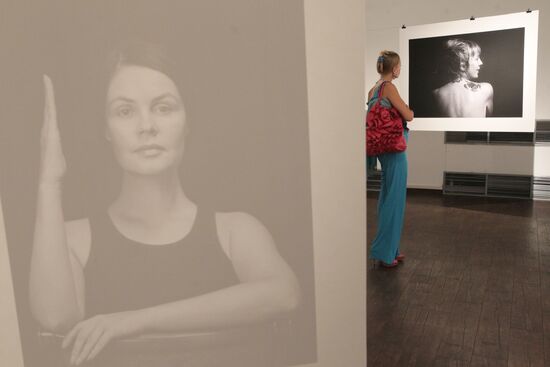 Посетительница на выставке фотографа Влада Локтева "Без макияжа"