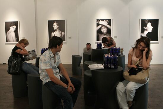 Посетители на выставке фотографа Влада Локтева "Без макияжа"