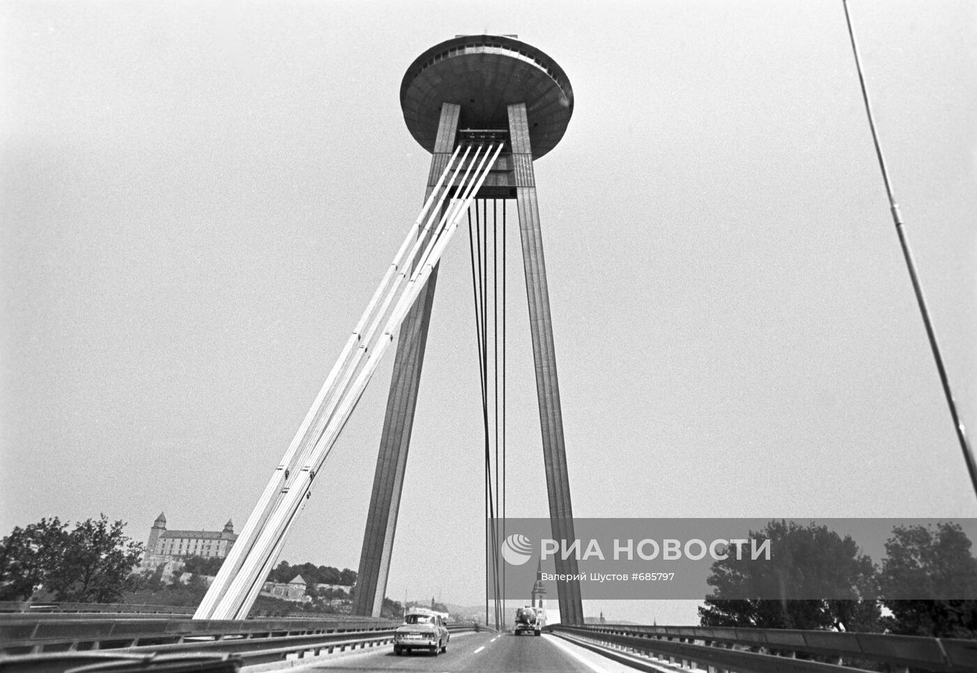 Вид на мост через реку Дунай