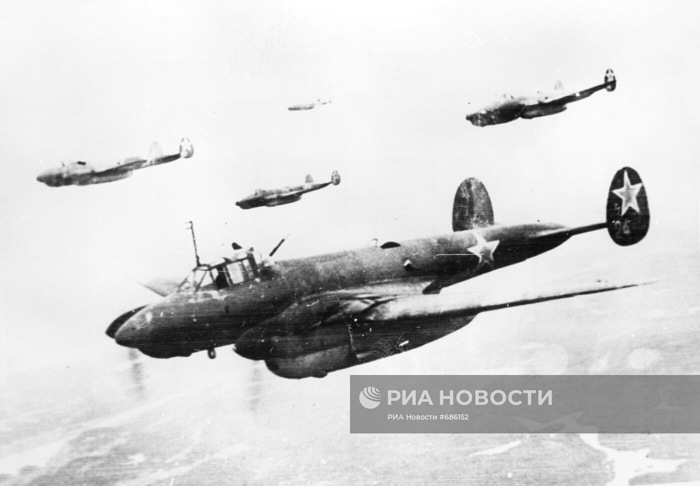 Советские бомбардировщики "Петляков-2" летят на боевое задание