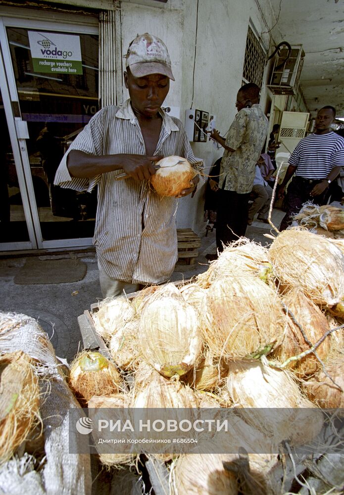 Уличный продавец кокосовых орехов