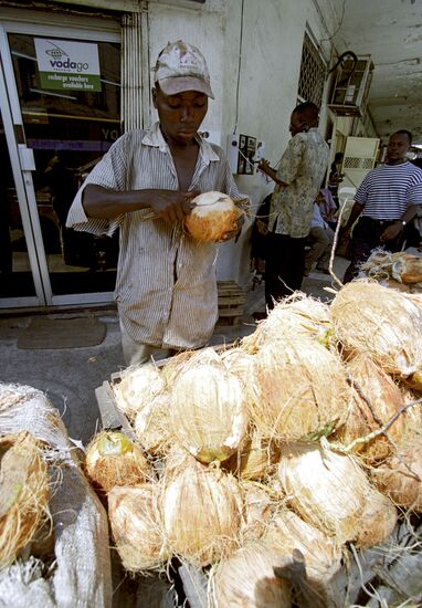 Уличный продавец кокосовых орехов