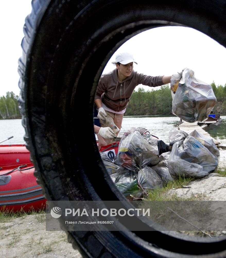 Дайверы Екатеринбурга очистили водоем в пригороде Сысерти