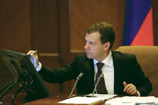 Д. Медведев провел видеоконференцию с Н. Комаровой
