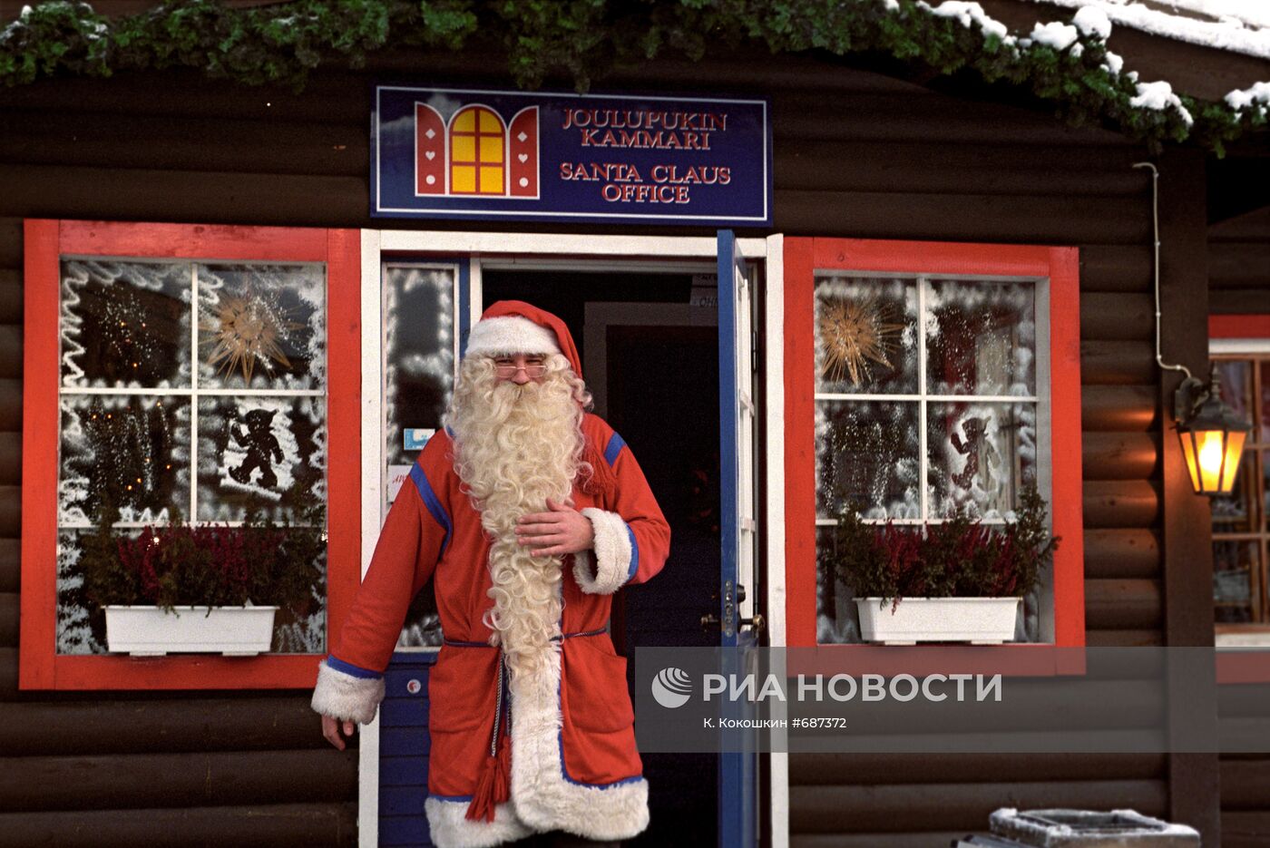 Санта Клаус у входа в свой офис