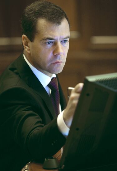 Д. Медведев провел видеоконференцию с Н. Комаровой