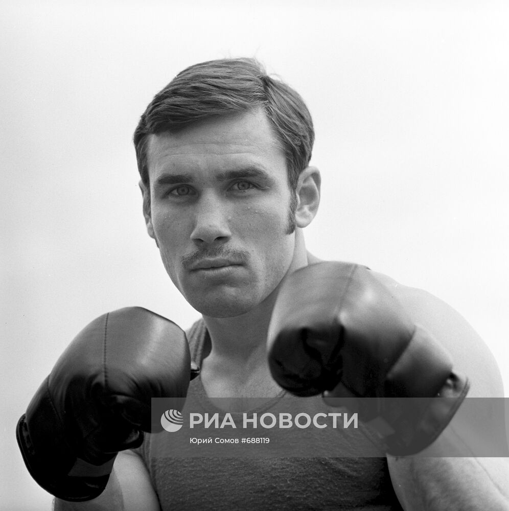 Боксер Олег Коротаев