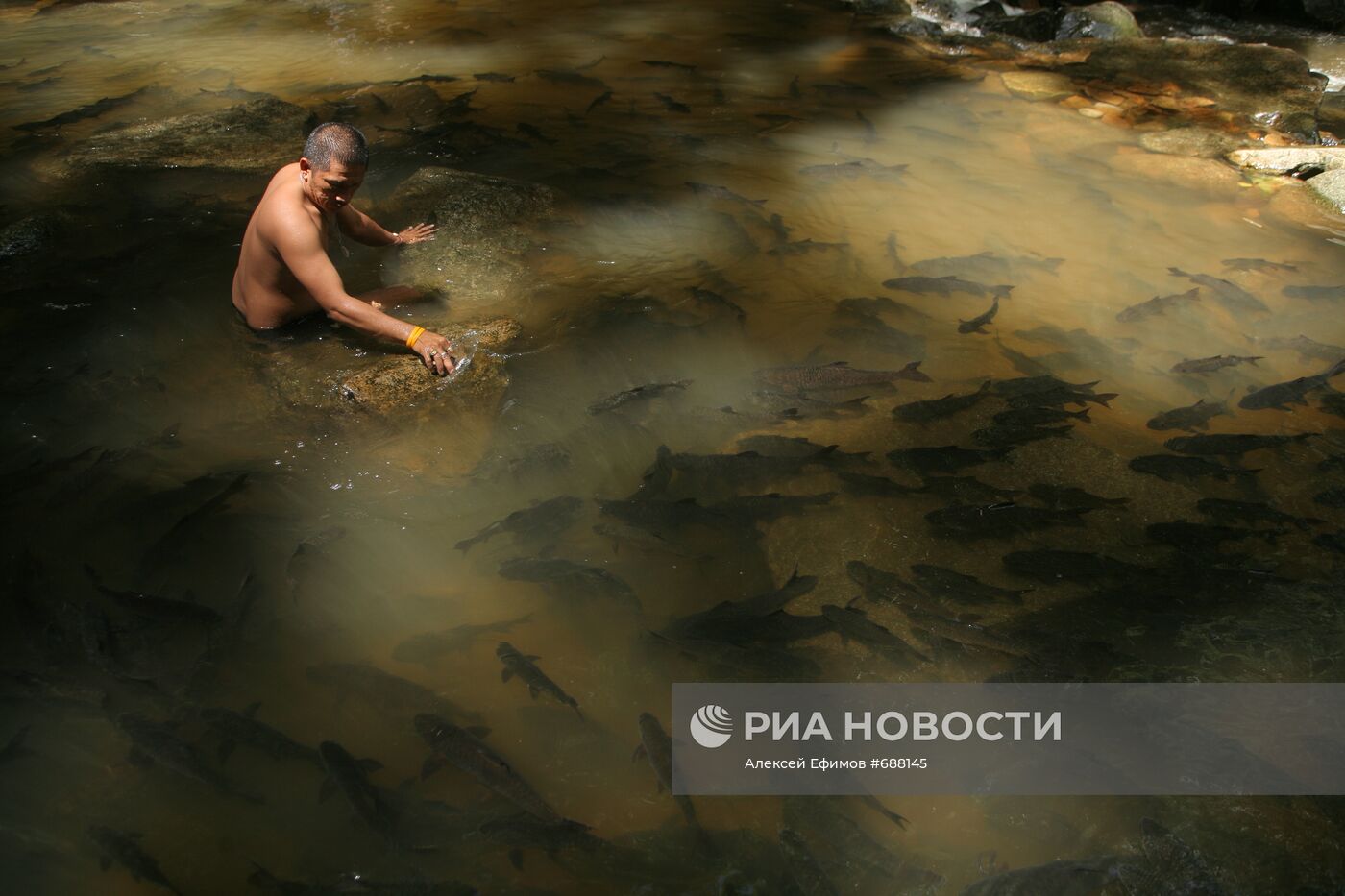 Озеро под водопадом Пхлиу