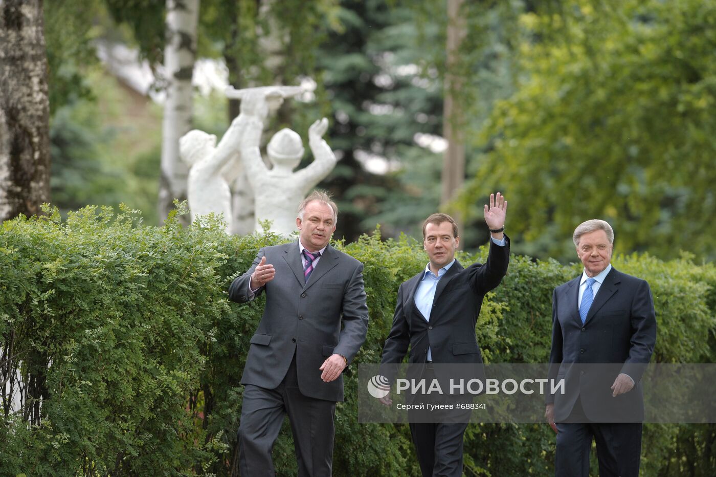 Д.Медведев посетил детский оздоровительный комплекс "Левково"