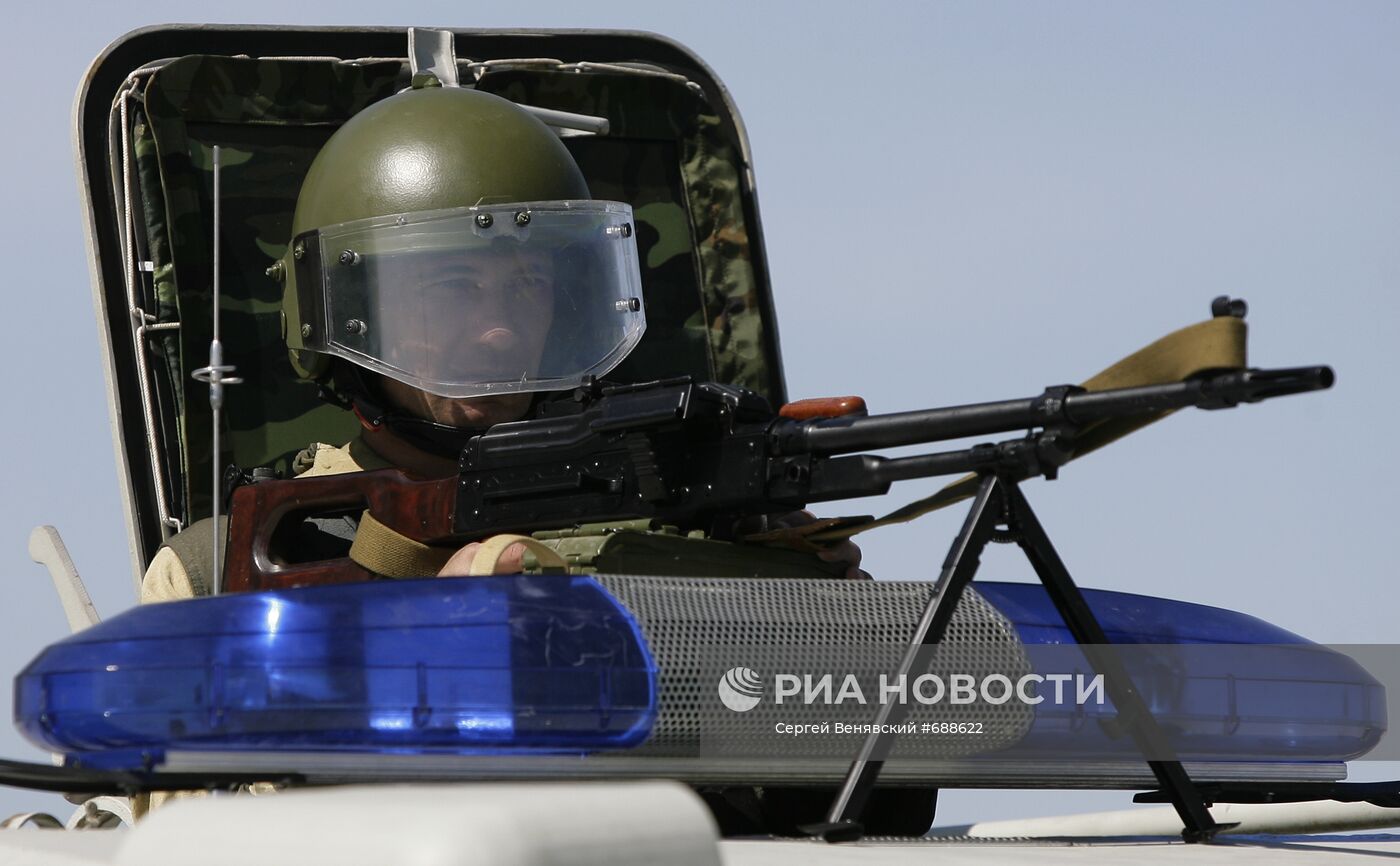 Боец отряда ОМОН на спецоперации по захвату условных террористов