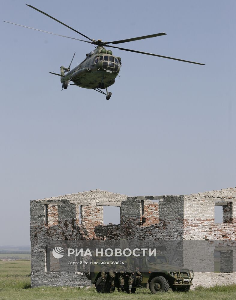 Бойцы спецназа на спецоперации по захвату условных террористов