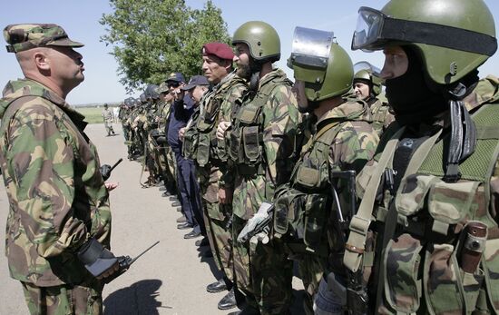 Бойцы спецназа ОМСН ГУВД по Ростовской области на инструктаже