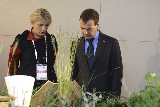 Д.Медведев осмотрел выставку схронов наркотических веществ