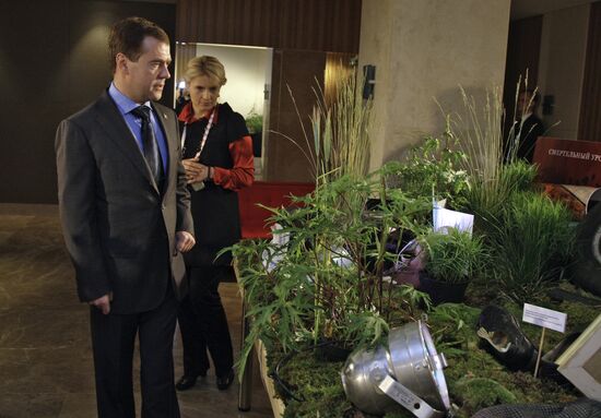 Д.Медведев осмотрел выставку схронов наркотических веществ