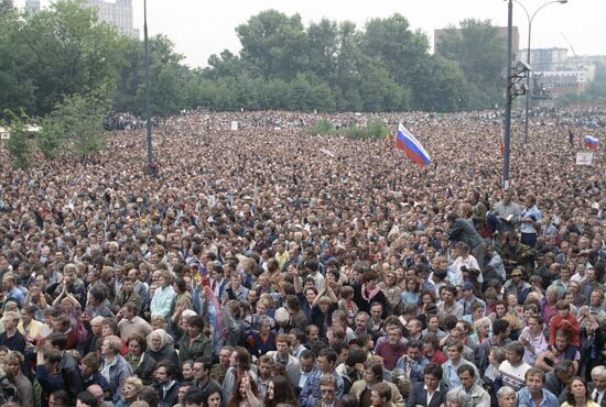 Митинг перед зданием Верховного Совета РСФСР 22 августа 1991 г.