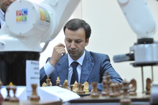 Шахматный матч Аркадия Дворковича с роботом