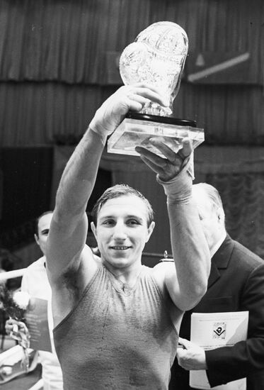 Абсолютный чемпион СССР по боксу 1975 года П.Заев