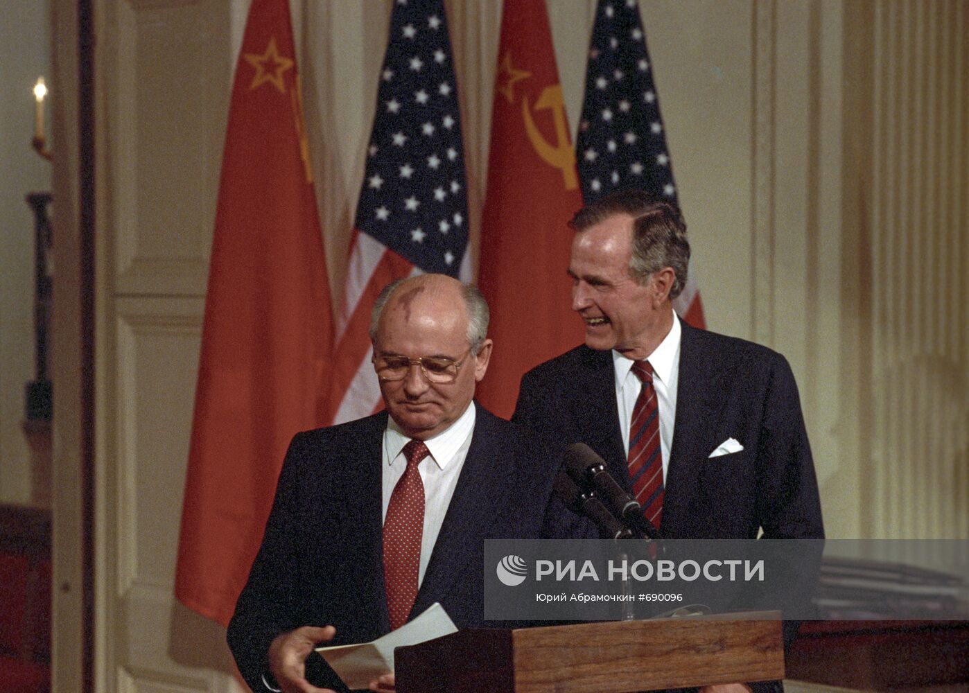 Президенты СССР и США Михаил Горбачев и Джордж Буш