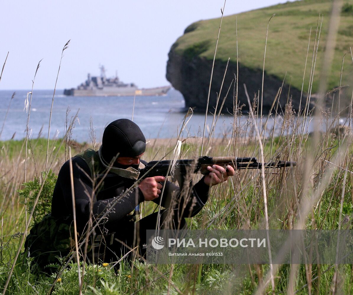 Морской спецназовец в атаке
