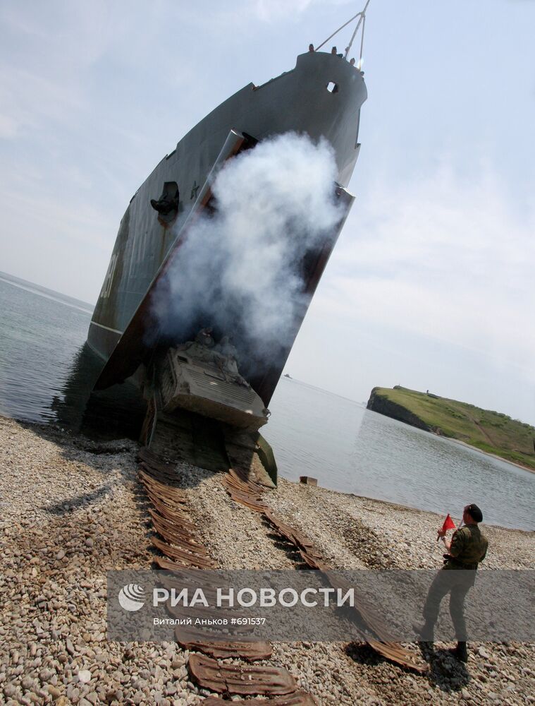 Погрузка боевой техники на корабль