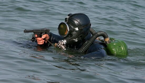 Морской спецназовец выходит на берег
