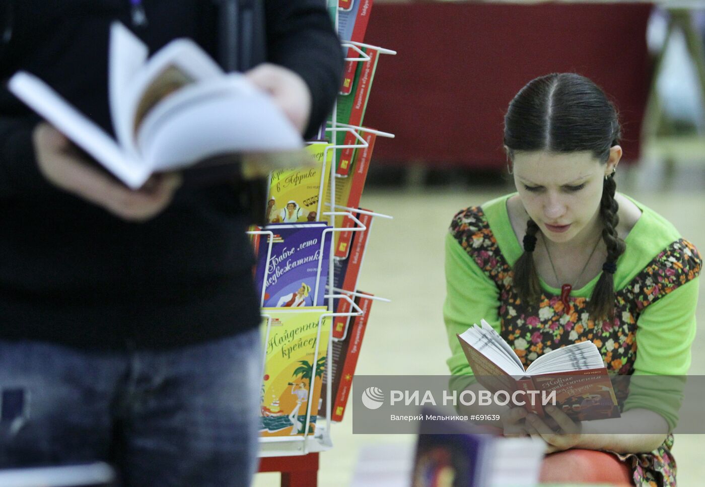 Посетительница на книжной ярмарке