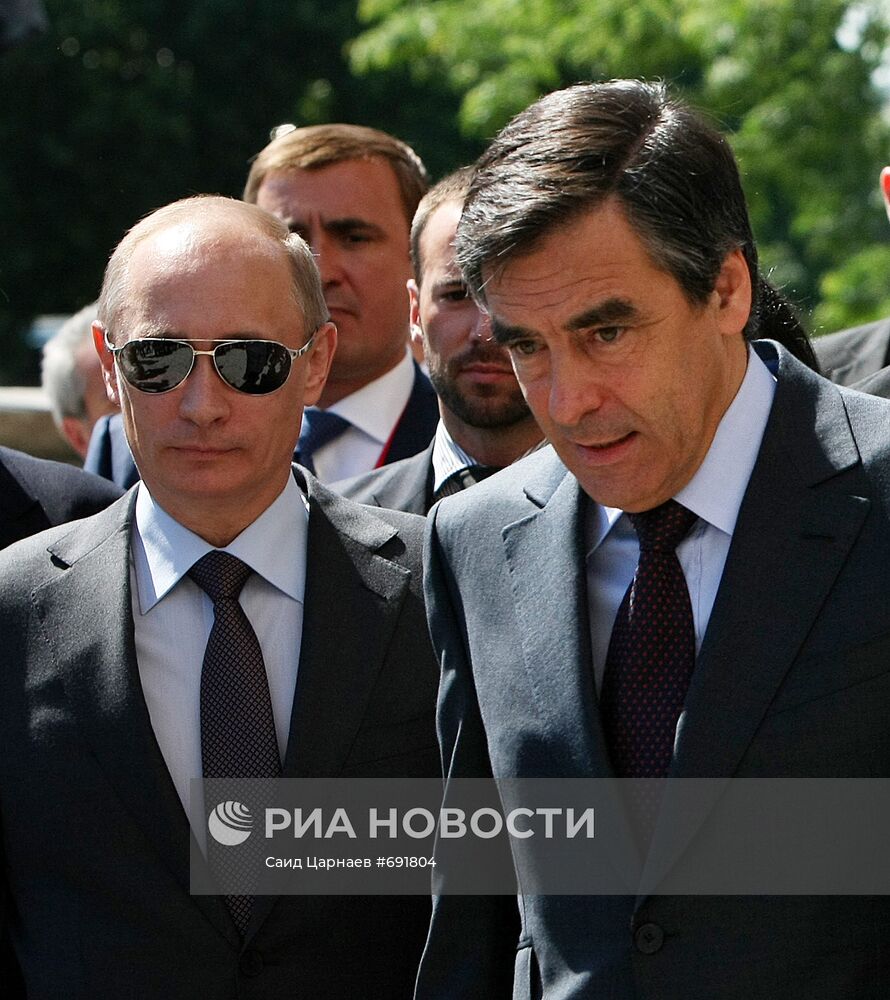 Прогулка премьер-министров России и Франции по Парижу