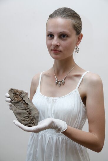 Диана Зардарян демонстрирует древнейший кожаный "ботинок"