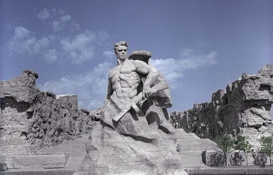 Скульптура "Стоять насмерть"