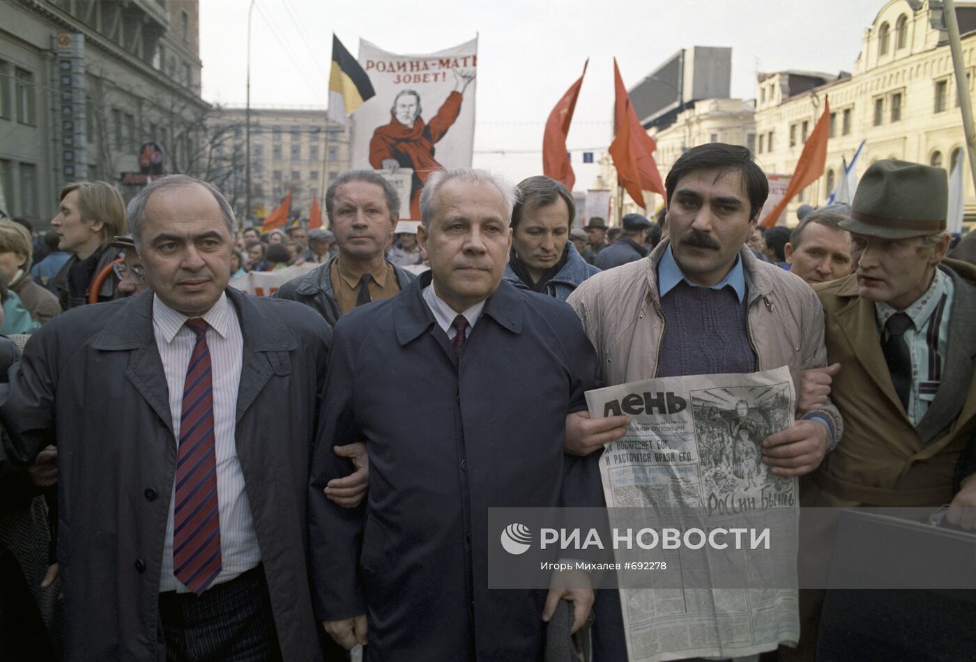 На улицах Москвы перед всероссийским референдумом