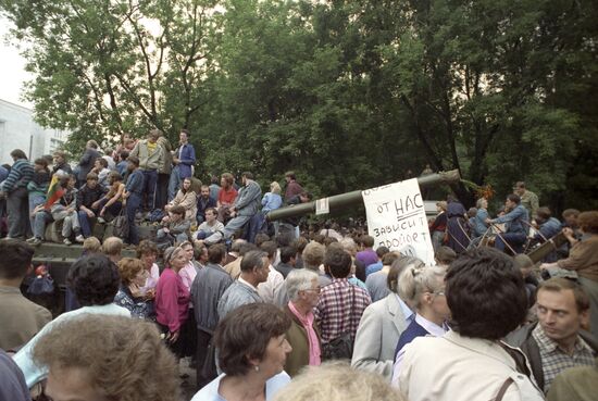 Москвичи перед Белым домом 20 августа 1991 года