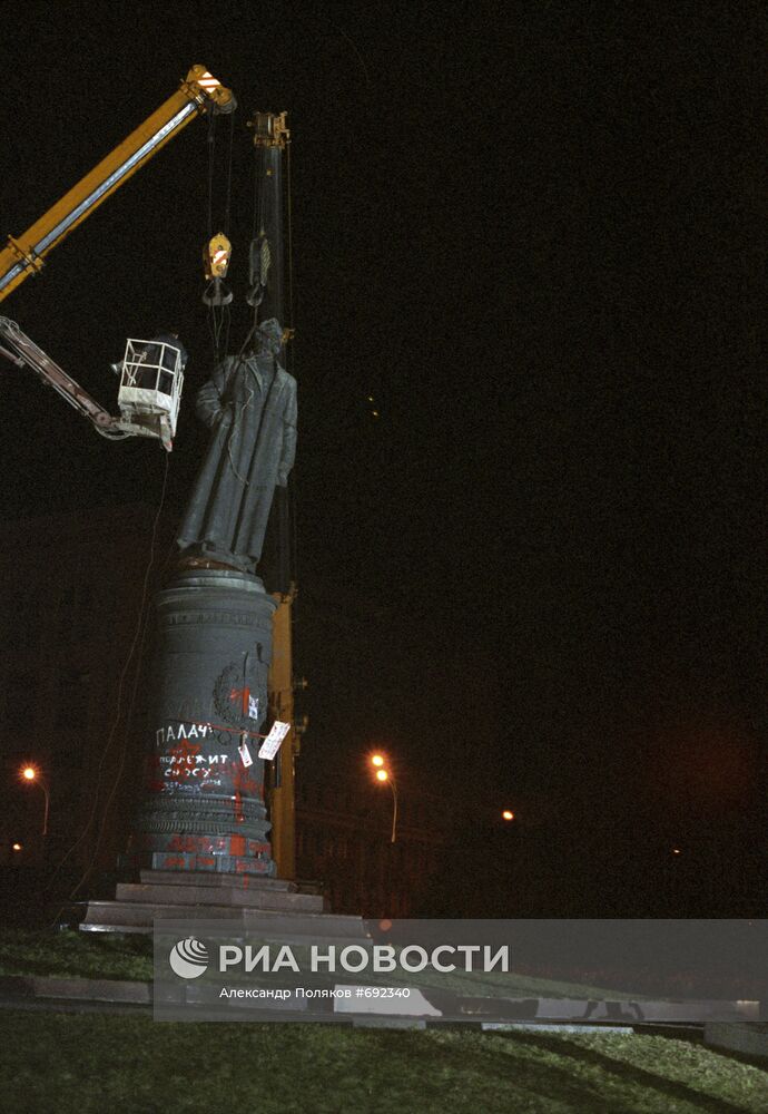 Демонтаж памятника Ф.Э.Дзержинскому