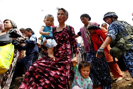Беженцы переходят границу Узбекистана
