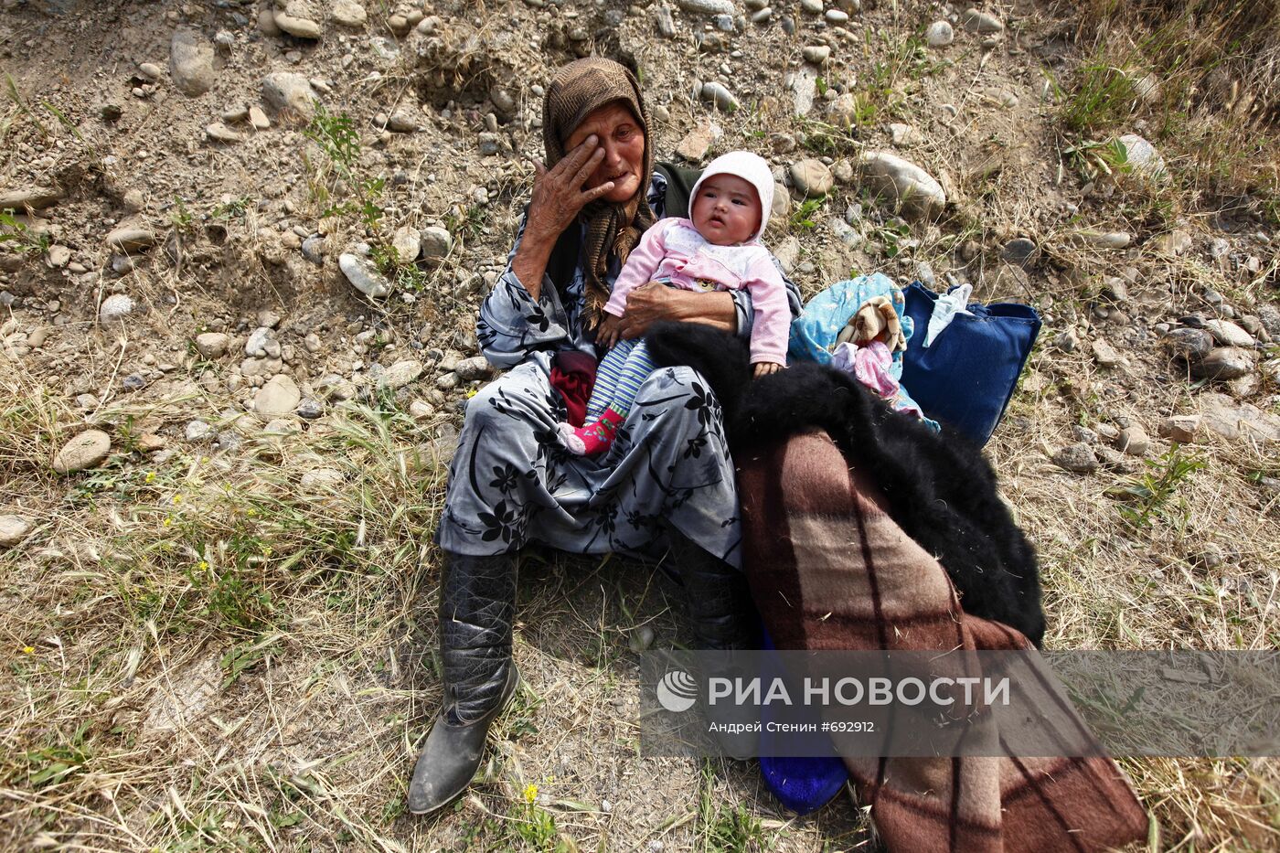 Беженцы переходят границу Узбекистана