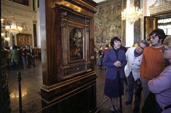 В зале итальянского искусства Государственного Эрмитажа